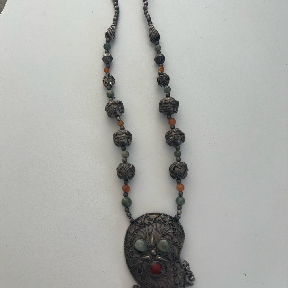 Vintage Elegant Silver and Green Necklace